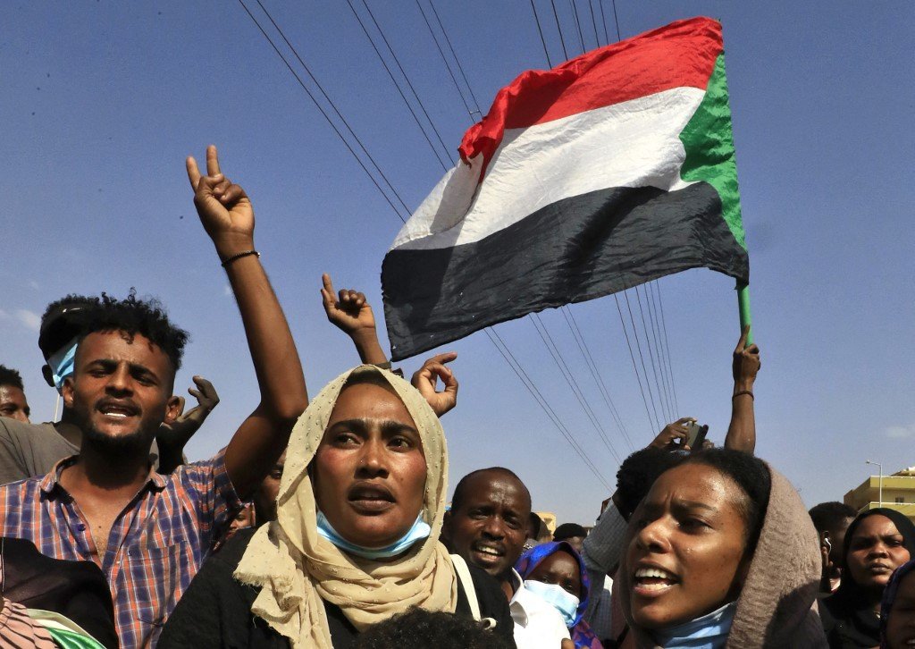 Des manifestants soudanais dénoncent le coup d’État à Khartoum le 25 octobre 2021 (AFP)