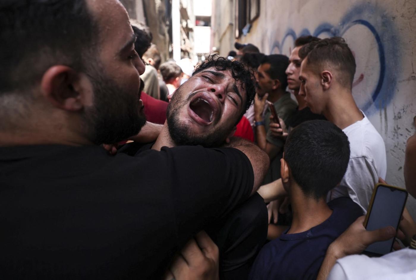 Un Palestinien pleure son ami tué dans la nuit de samedi à dimanche à Jabaliya, dans le nord de la bande de Gaza (AFP)