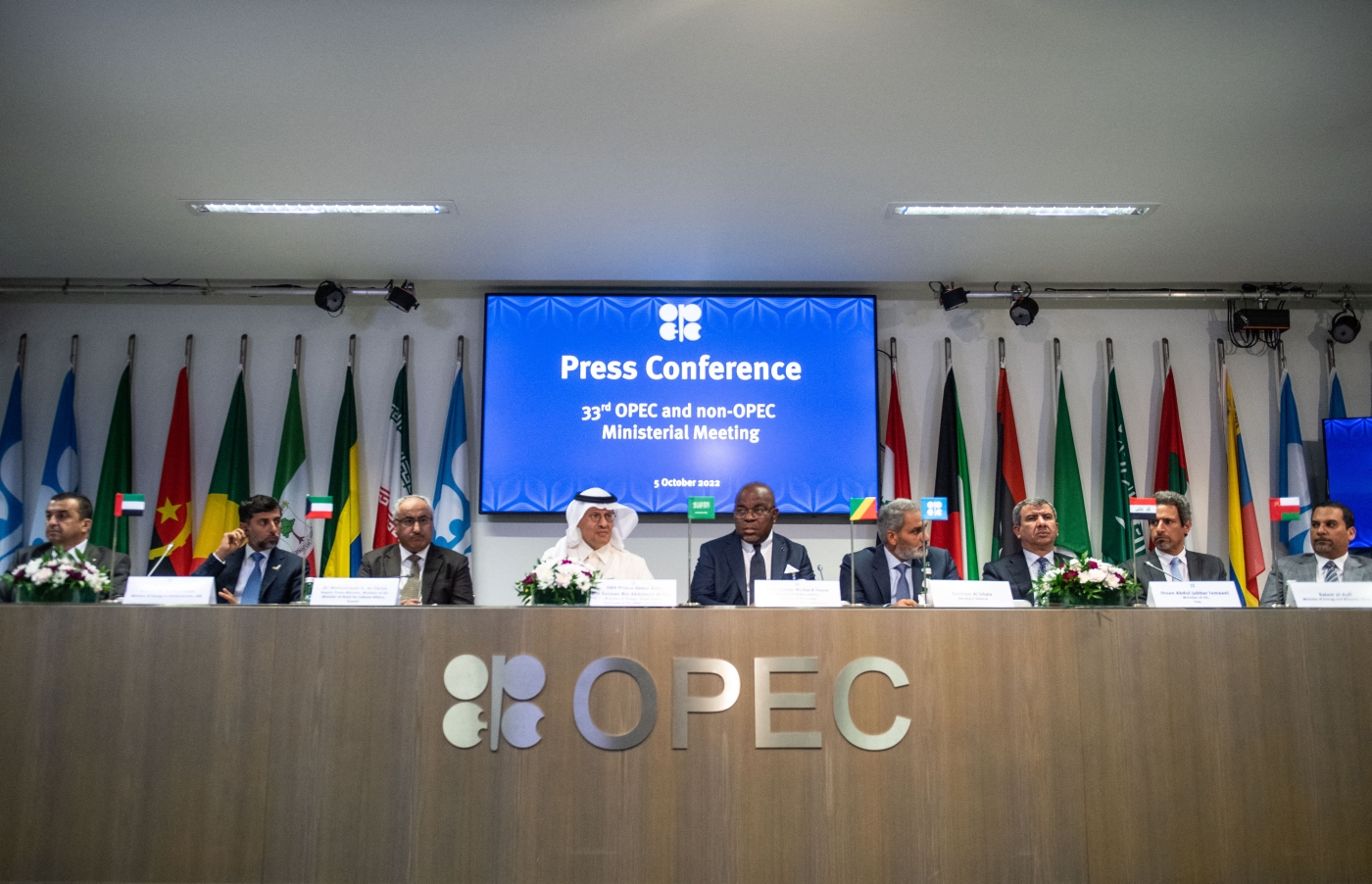 Des représentants de pays membres de l’OPEP participent à une conférence de presse à l’issue de la 45e réunion du Comité ministériel conjoint de suivi et de la 33e réunion ministérielle des pays membres et non membres de l’OPEP à Vienne (Autriche), le 5 octobre 2022 (AFP)