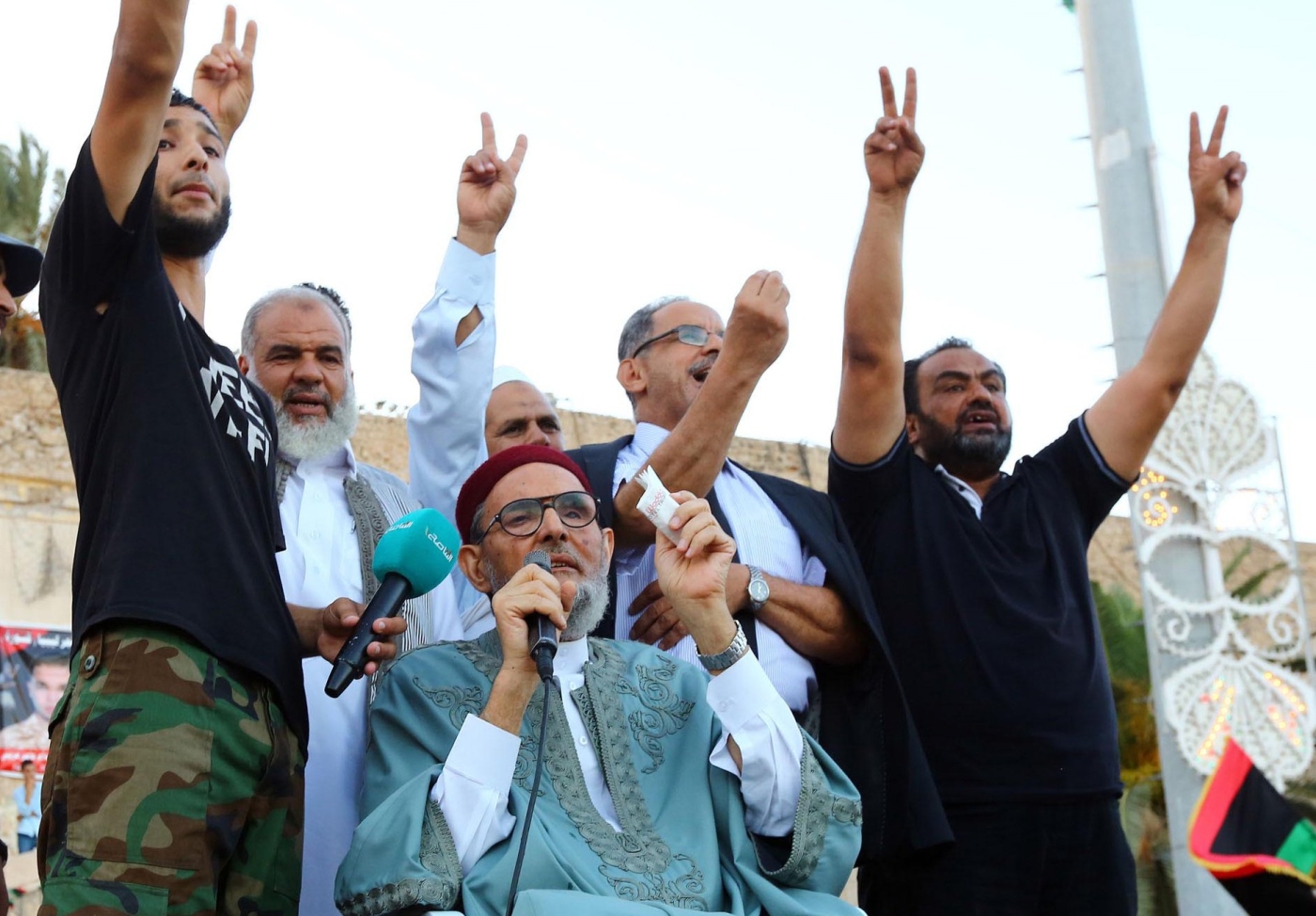 Le cheikh Sadiq al-Ghariani (au centre), grand mufti de Libye, s’exprime lors d’un rassemblement sur la place des Martyrs, dans le centre de Tripoli, en 2014 (AFP)