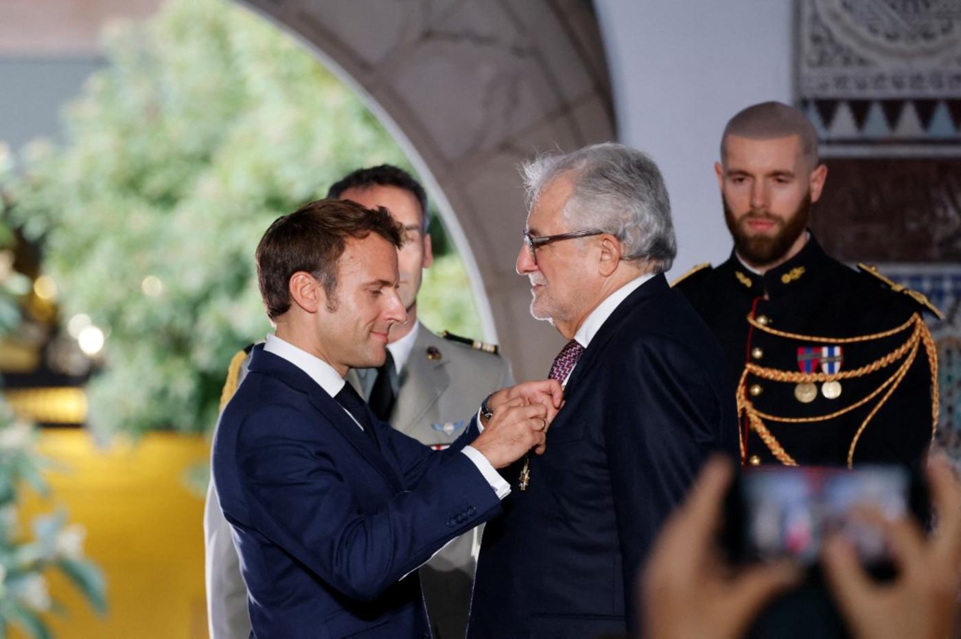 Le président français Emmanuel Macron remet la plus haute distinction française, l’ordre national de la Légion d’honneur, à l’avocat franco-algérien et recteur de la Grande Mosquée de Paris Chems-Eddine Hafiz (AFP/Ludovic Marin)