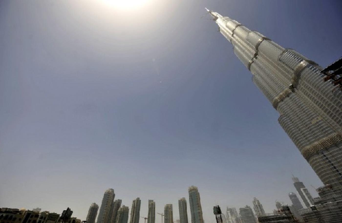 Бурдж халифа человек. Бурдж-Халифа Дубай. Башня Бурдж Халифа в Дубае. Бурдж Халифа сверху. Башня Бурдж Халифа сверху.