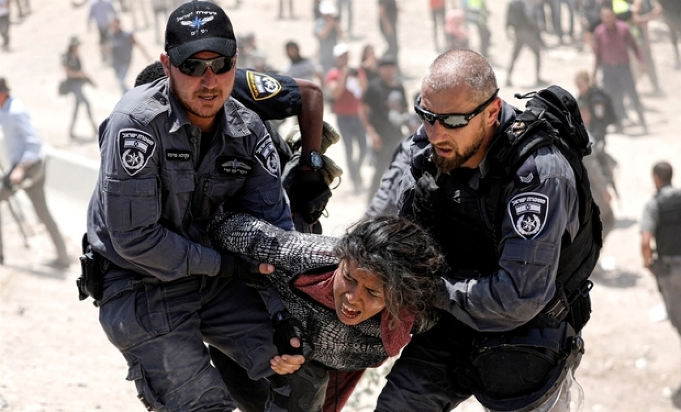 Des policiers israéliens arrêtent une jeune Palestinienne en Cisjordanie occupée