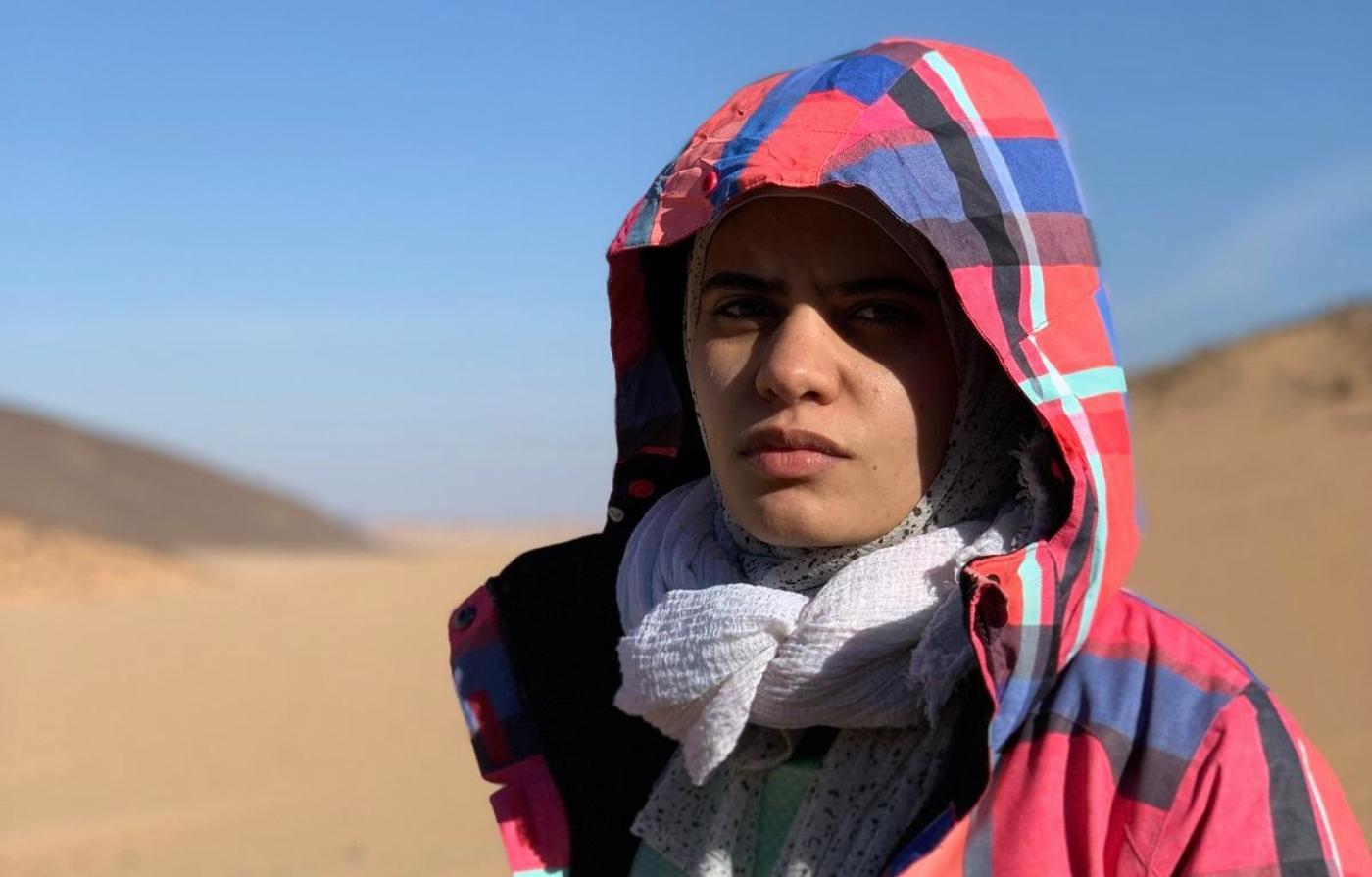 La photojournaliste Somaya Abdelrahman, 26 ans, se protège du froid désertique, en janvier 2020 (Somaya Abdelrahman)