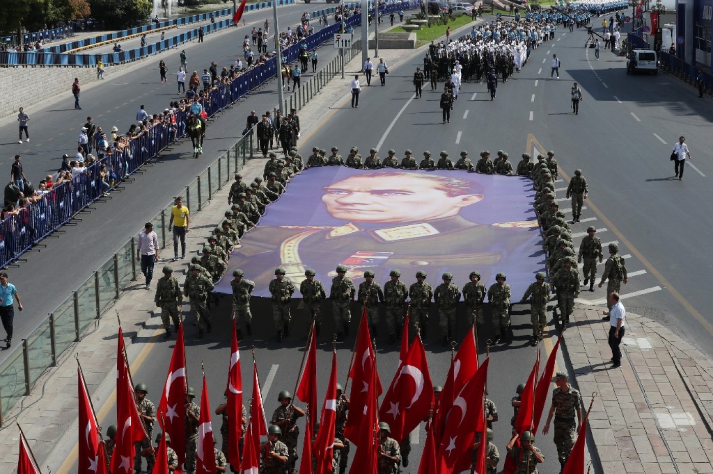 D’un côté, l’héritage d’Atatürk est remis en question par un agenda nationaliste et islamiste ; de l’autre, il est toujours utilisé par l’élite au pouvoir pour garder une légitimité sur le terrain. Ici, cérémonie de la fête de la Victoire, le 30 août 2019 (AFP)
