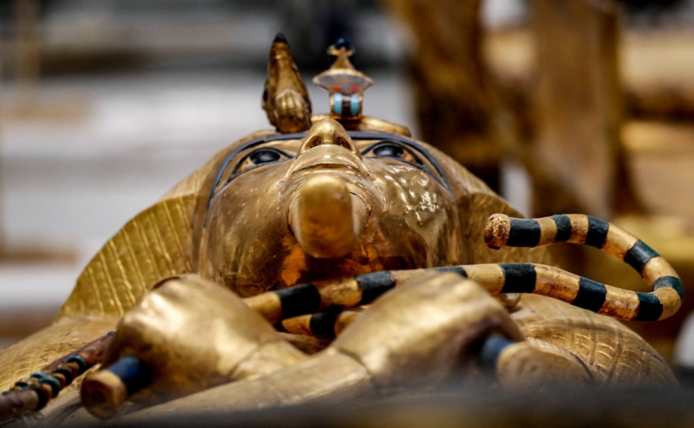 Pour soutenir ce secteur vital de l’économie, les autorités égyptiennes ont construit et rénové les musées comme le Grand musée égyptien où se trouve le sarcophage de Toutankhamon (AFP/Mohamed el-Shahed)