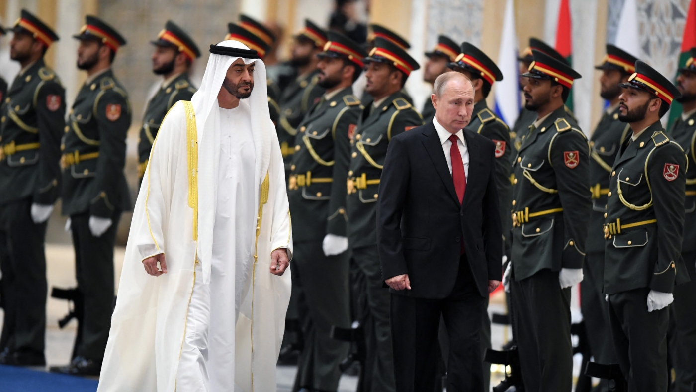 Le président russe Vladimir Poutine et le cheikh Mohamed ben Zayed al-Nahyane, prince héritier d’Abou Dabi, lors d’une cérémonie d’accueil au palais présidentiel al-Watan dans la capitale émiratie, le 15 octobre 2019 (AFP)