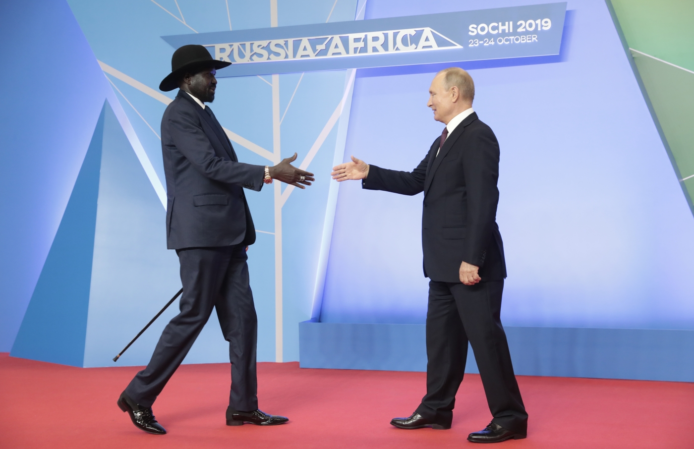 Le président russe Vladimir Poutine salue le président du Sud-Soudan Salva Kiir Mayardit lors de la cérémonie officielle d’accueil des chefs d’État et de gouvernement participant au sommet Russie-Afrique de 2019, à Sochi, le 23 octobre 2019 (AFP)
