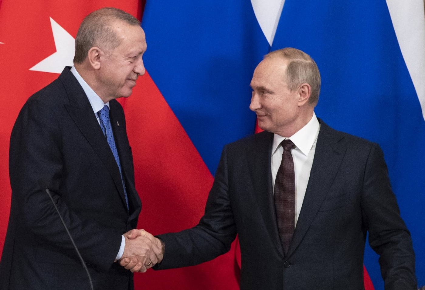 Le président russe Vladimir Poutine (à droite) et son homologue turc Recep Tayyip Erdoğan se serrent la main à la fin d’une conférence de presse commune après des négociations au Kremlin, à Moscou, le 5 mars 2020 (AFP)