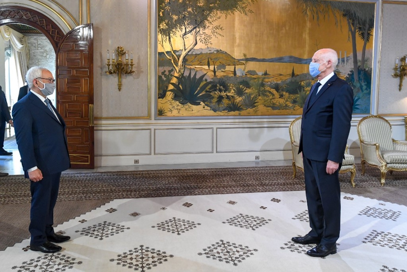 Le président de la République Kais Saied (à droite) reçoit le président du Parlement Rached Ghannouchi, le 28 mai 2020 (AFP)