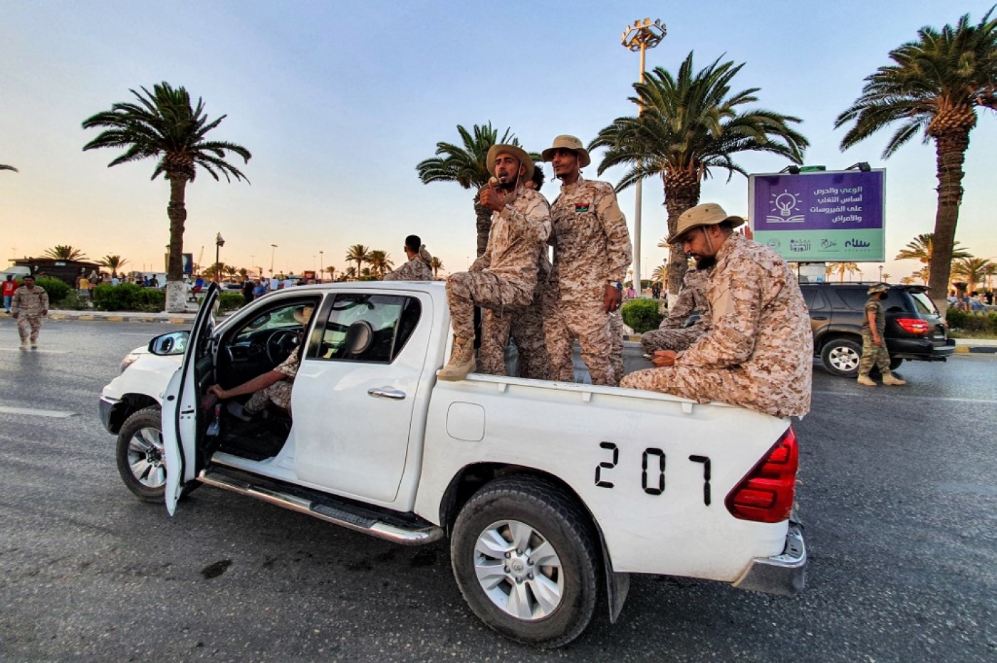 Des membres de la Brigade de Tripoli, une milice loyale au Gouvernement d’union nationale, paradent dans le centre de Tripoli (AFP/Mahmud Turkia)