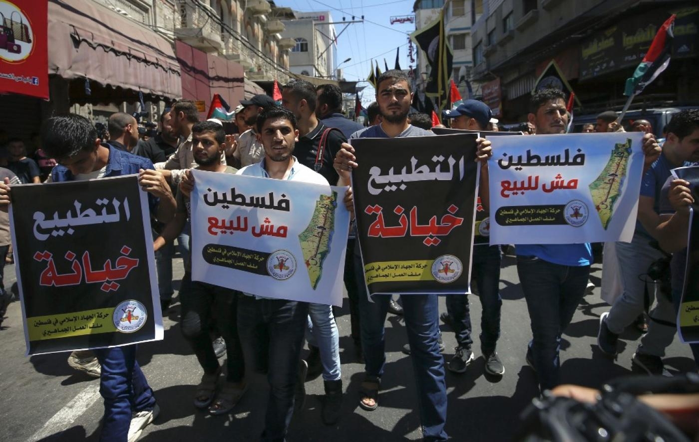 « La normalisation est une trahison » et « la Palestine n’est pas à vendre » : slogans pendant une manifestation contre l’accord entre Israël et les EAU négocié par les États-Unis dans la ville de Gaza, le 14 août (AFP)