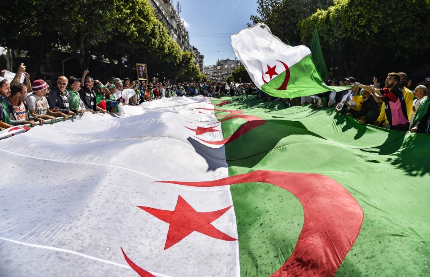 À la veille d'un 5 juillet qui s'annonce historique, le pouvoir tente à nouveau la carte du dialogue | Middle East Eye édition française