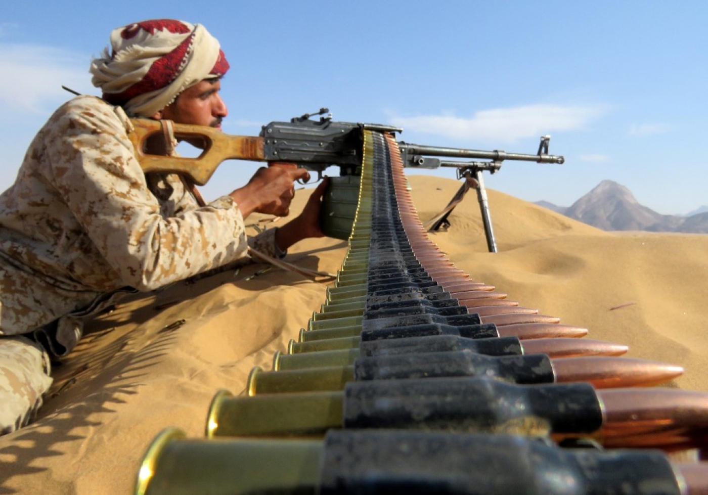 Un combattant pro-gouvernemental yéménite lors de combats avec des rebelles houthis sur la ligne de front sud de Marib (AFP)