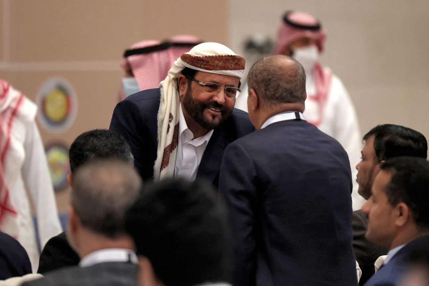 Sultan al-Arada (C) , a member of Yemen's new leadership council, speaks with a person during the last day of the conference on the conflict in Yemen, hosted by the six-nation Gulf Cooperation Council (GCC) in Saudi Arabia's capital Riyadh on April 7, 2022 (AFP)