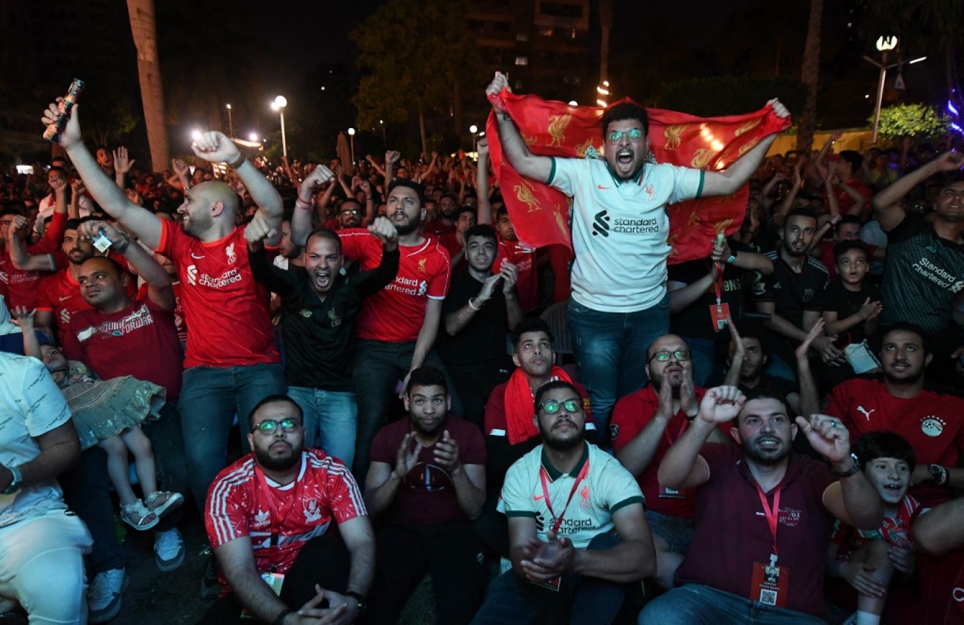 L’ambiance était survoltée hier dans les rues du Caire à l’occasion de la finale de la Ligue des Champions entre Liverpool et le Real Madrid. (AFP/Ahmed Hasan)
