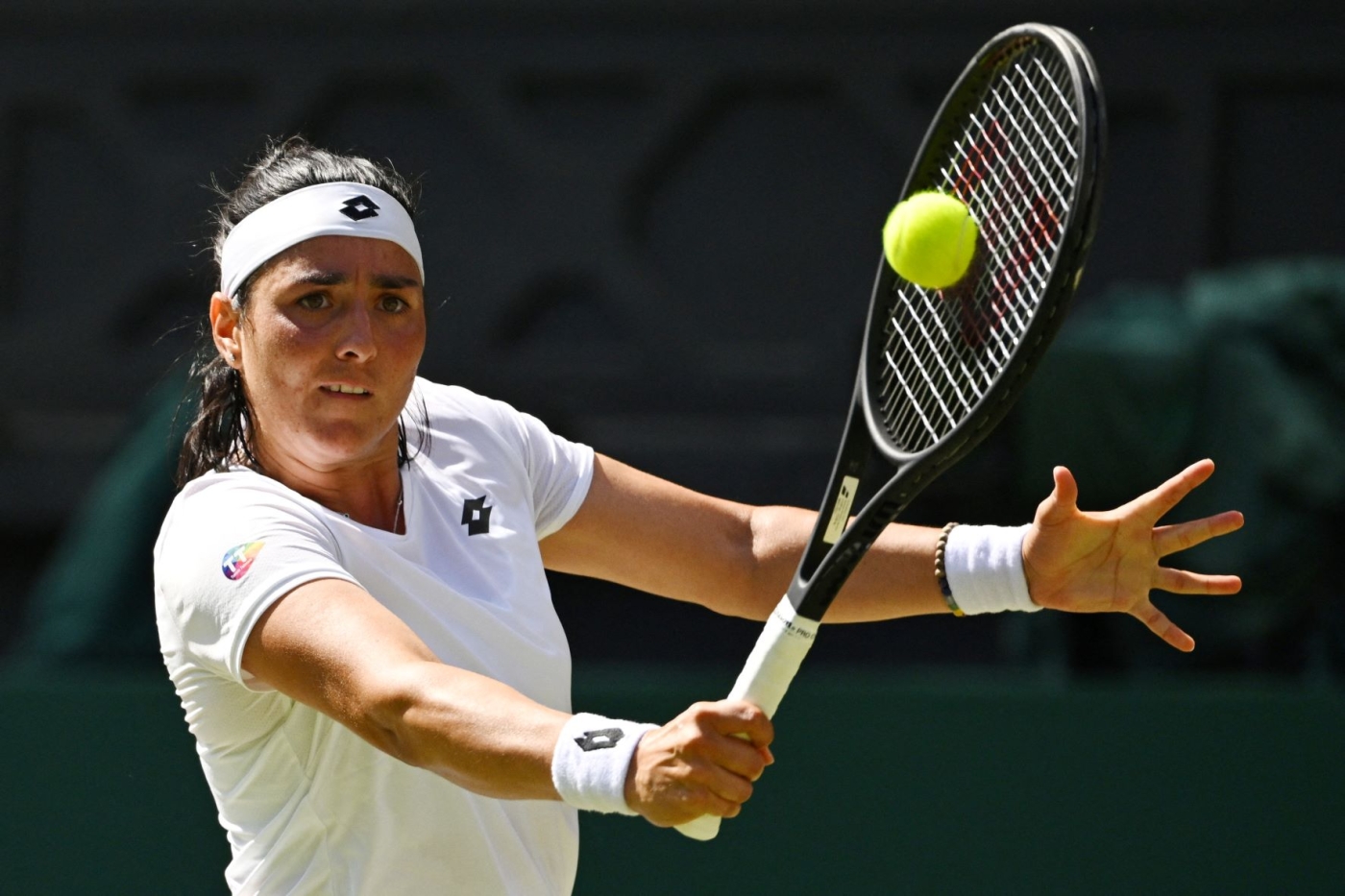 La tenniswoman tunisienne Ons Jabeur retourne le service de son adversaire, la Kazakhstanaise Elena Rybakina, en finale du tournoi simple dames de Wimbledon, le 9 juillet 2022 à Londres (AFP)