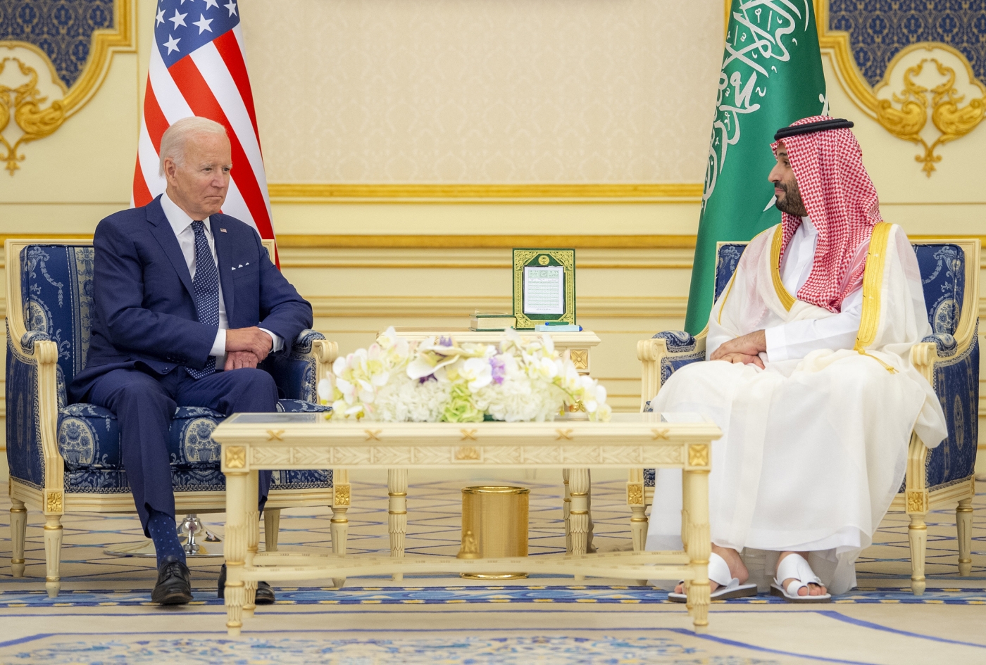 Le prince héritier saoudien Mohammed ben Salmane rencontre le président américain Joe Biden au palais al-Salam, dans la ville portuaire de Djeddah bordant la mer Rouge, le 15 juillet 2022 (AFP)