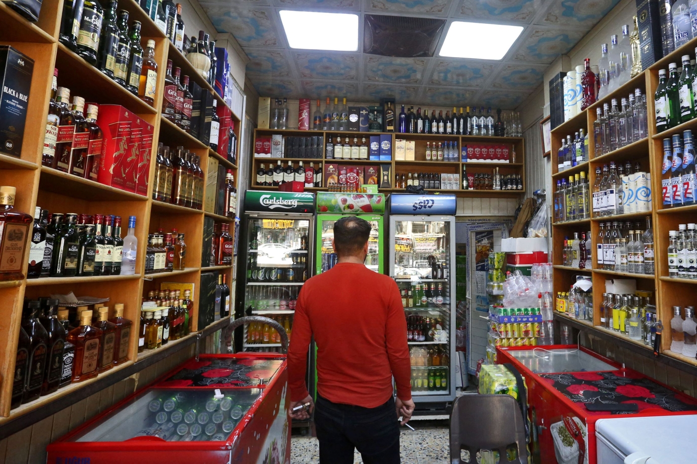  In this file photo taken on February 23, 2023, a man walks inside a liquor shop in Baghdad. Iraq's customs authorities announced on March 4, 2023, the official ban on the import, sale and manufacture of alcoholic beverages (AFP)