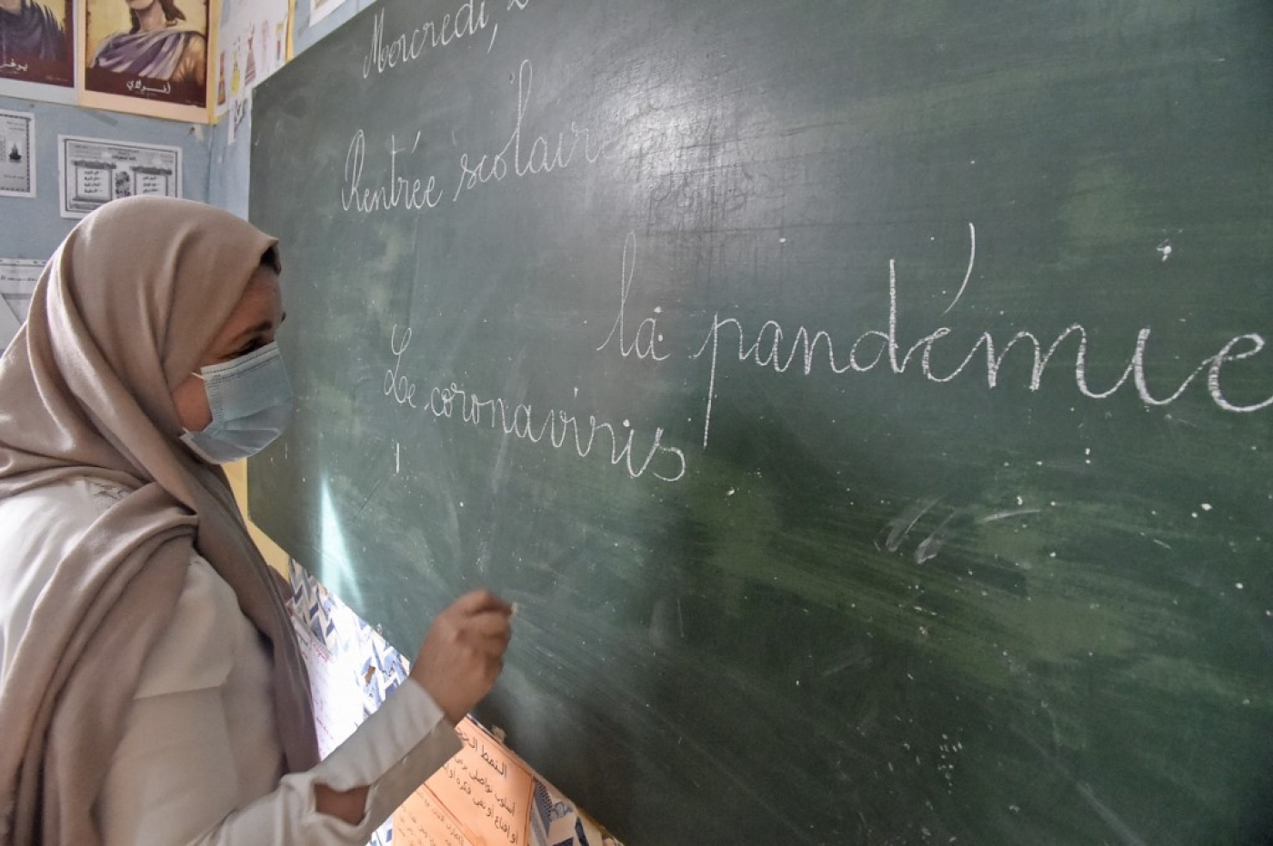 Une institutrice écrit son cours en français au tableau, dans une école algérienne, en octobre 2021 (AFP/Ryad Kramdi)