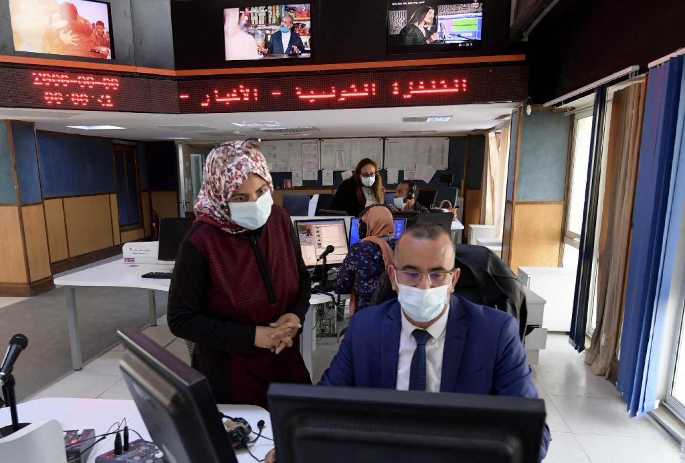 Dans la newsroom de la chaîne de télévision Wataniya, le 14 novembre 2020 (AFP)
