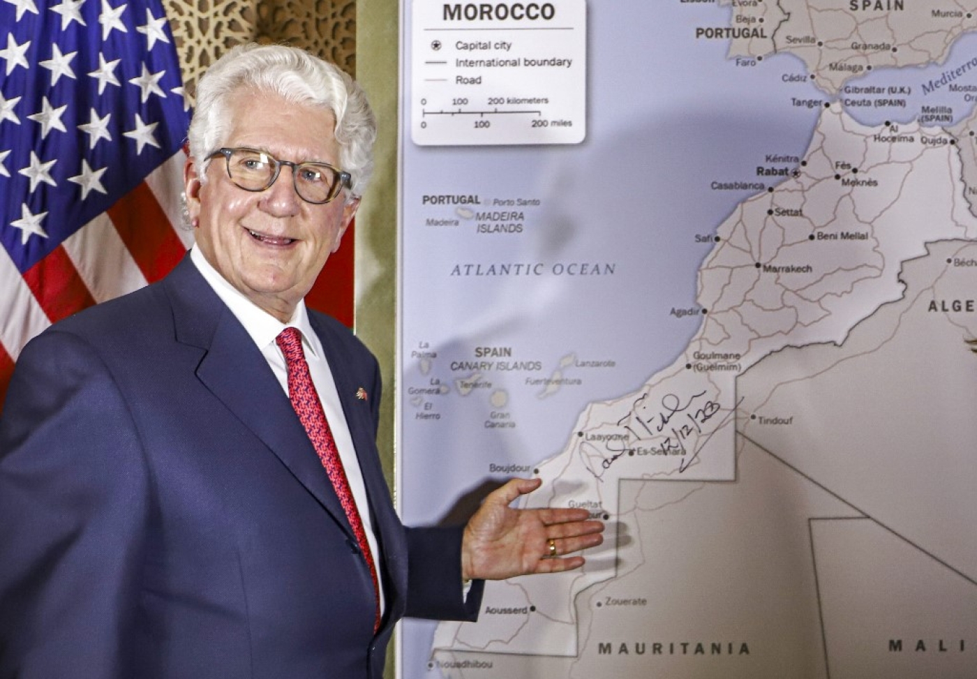 L’ambassadeur américain au Maroc David T. Fischer devant une carte du Maroc autorisée par le département d’État américain reconnaissant le territoire internationalement contesté du Sahara occidental, à Rabat, le 12 décembre 2020 (AFP)
