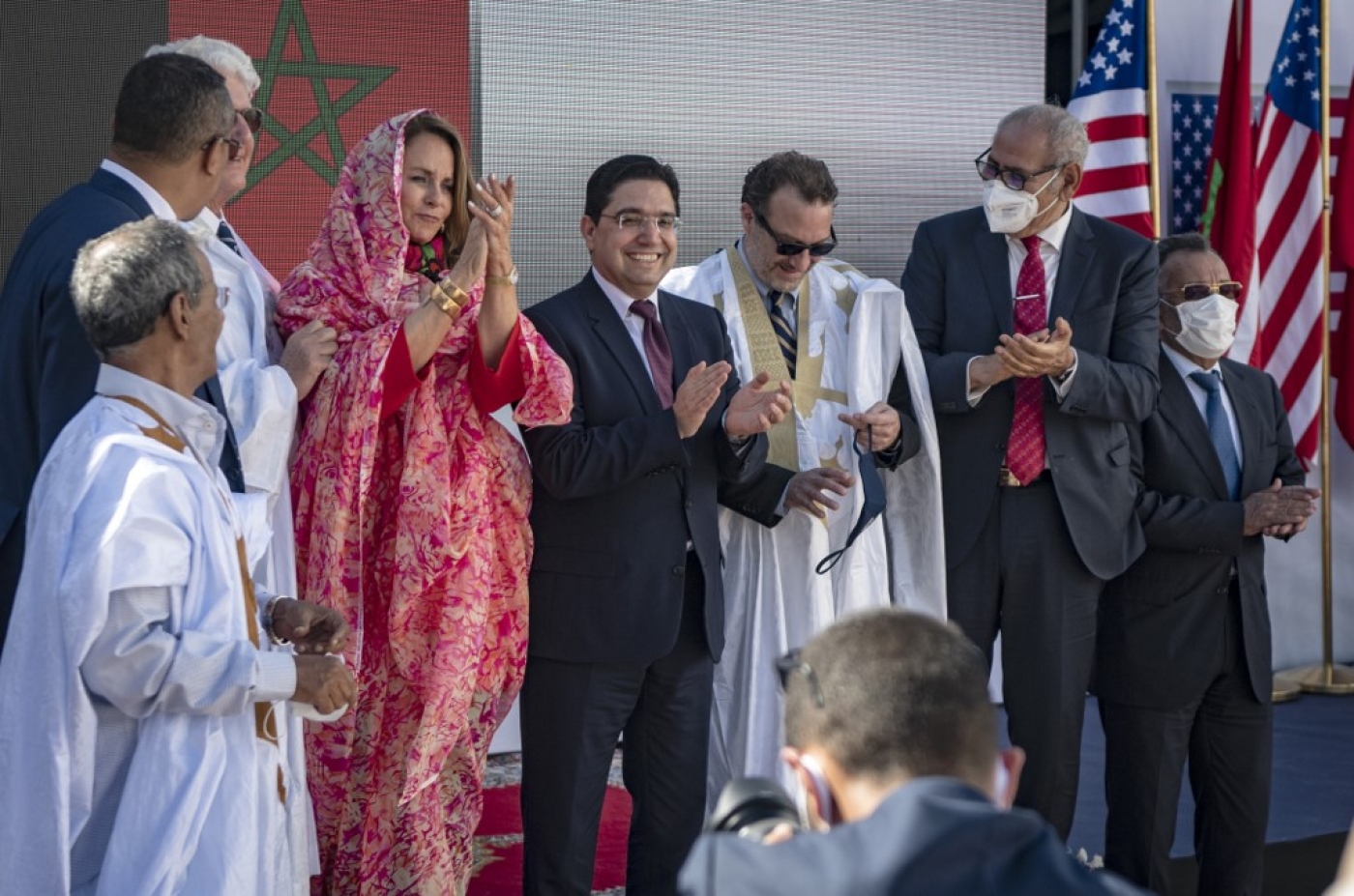 Le ministre marocain des Affaires étrangères Nasser Bourita (au centre) et David Schenker, secrétaire d’État américain adjoint pour le Proche-Orient et l’Afrique du Nord posent avec d’autres responsables après leur réunion à Dakhla, au Sahara Occidental, le 10 janvier 2021 (AFP)