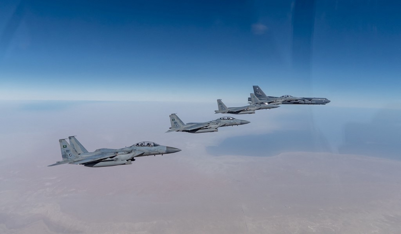 Photo de l’US Air Force montrant des bombardiers B-52 survolant le Moyen-Orient dans ce que le Pentagone a décrit comme une démonstration de force de la nouvelle administration Biden face à l’Iran (AFP)