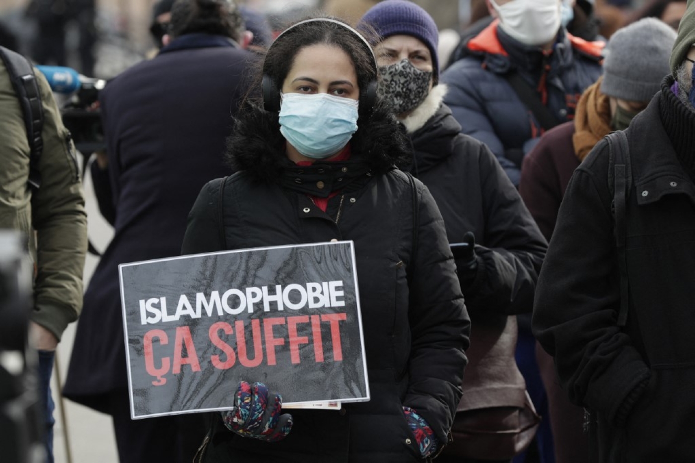 Une femme tient une pancarte contre l'islamophobie en France lors d'une manifestation à Paris le 14 février 2021. Geoffroy Van Der Hasselt / AFP