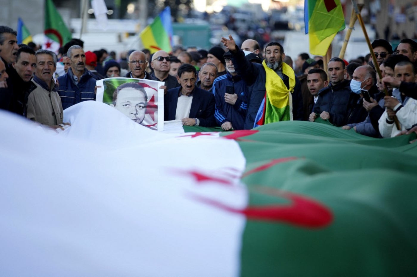 Manifestation à Kherrata, à l’est de l’Algérie, commémorant le second anniversaire du hirak, le 16 février 2021 (AFP)