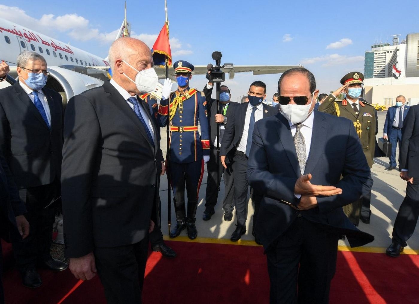 Le président tunisien Kais Saied (à  gauche) est accueilli par le président égyptien Abdel Fattah al-Sissi au Caire, le 9  avril  2021 (AFP)