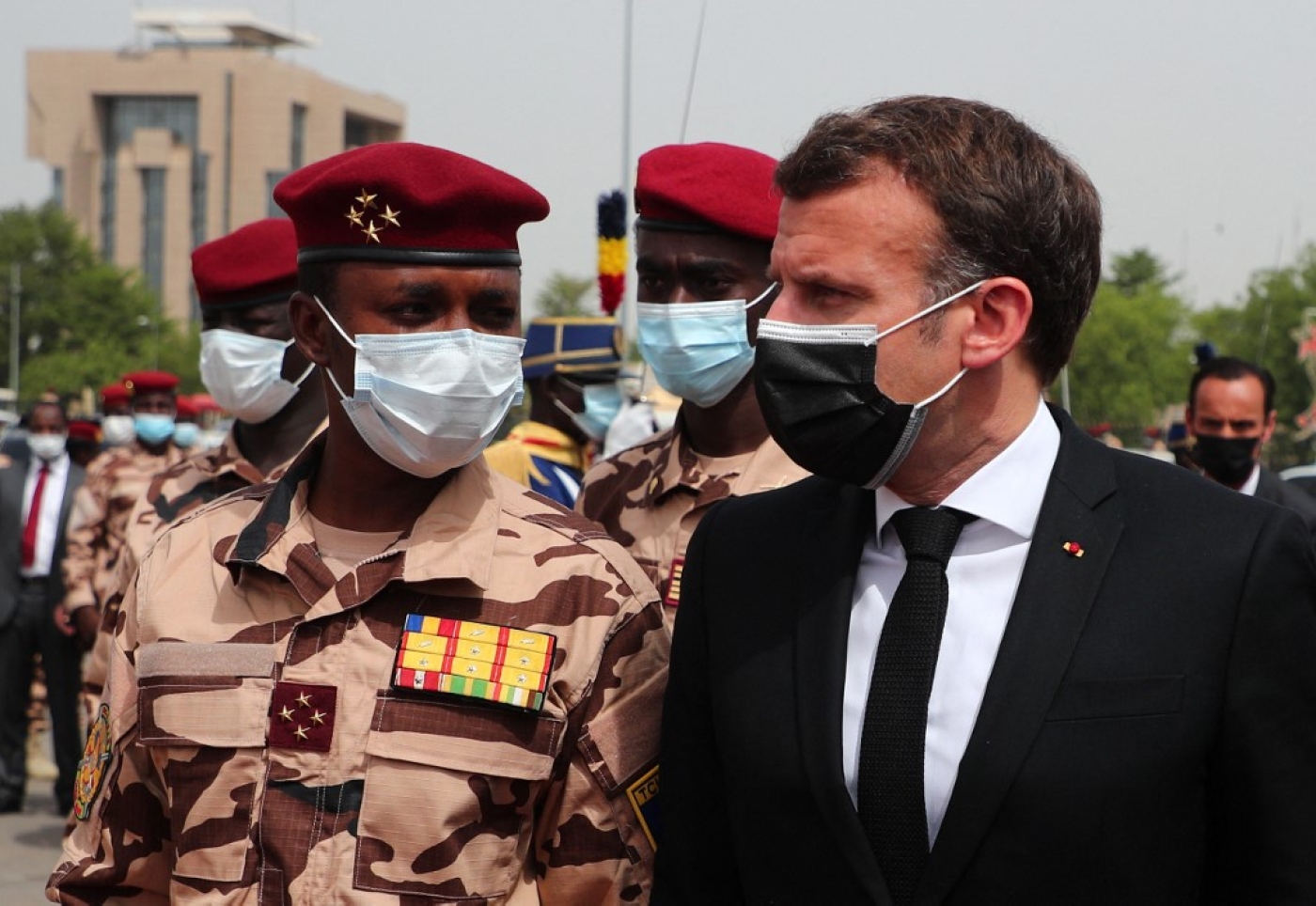 Le président français Emmanuel Macron aux côtés du fils d’Idriss Déby, Mahamat Idriss Déby, arrive pour assister aux funérailles nationales du président tchadien à N’Djaména le 23 avril 2021 (AFP)