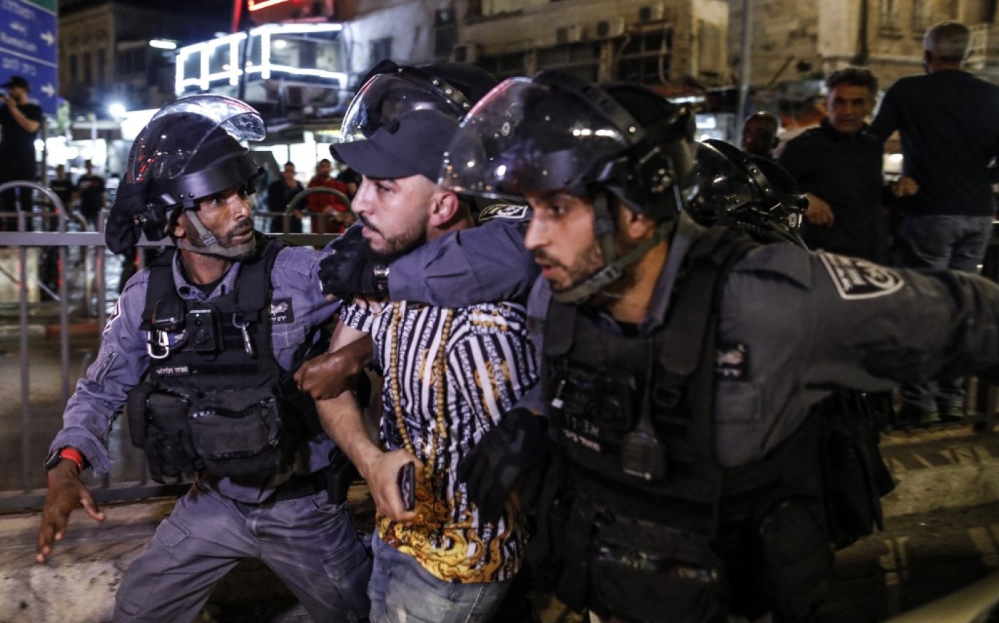 La police israélienne arrête un manifestant palestinien près de la porte de Damas à Jérusalem-Est, le 25 avril 2021 (AFP)