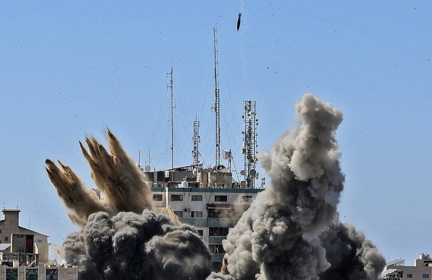 La tour al-Jalaa est détruite par une frappe israélienne, le 15 mai 2021 (AFP)