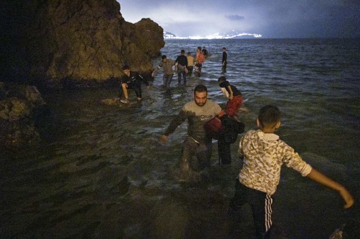 Des migrants marocains tentent de traverser la frontière entre le Maroc et l’enclave nord-africaine espagnole de Ceuta, le 18 mai 2021 (AFP)