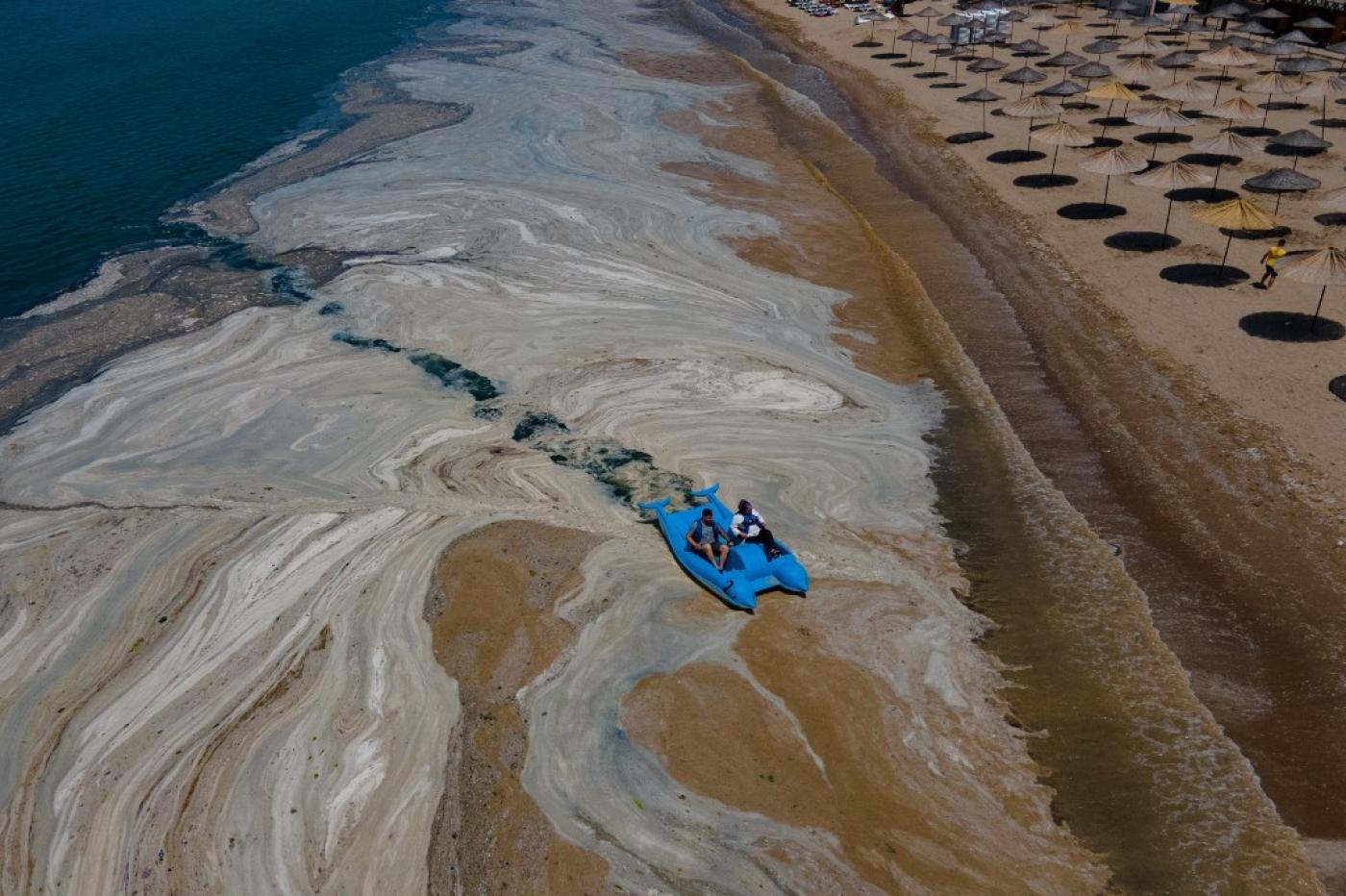 Un pédalo s’engage sur du mucilage marin sur la mer de Marmara dans le district de Darica (province de Kocaeli) en Turquie, le 12 juin 2021 (AFP)