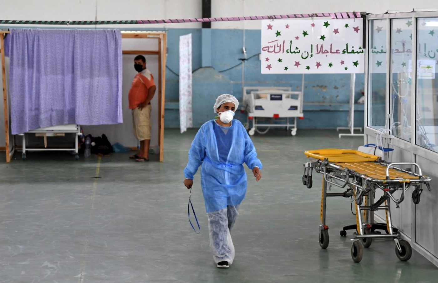  Dans un gymnase à Kairouan, transformé en service des urgences pour les cas de COVID-19, le 4 juillet 2020 (AFP/Fethi Belaid)
