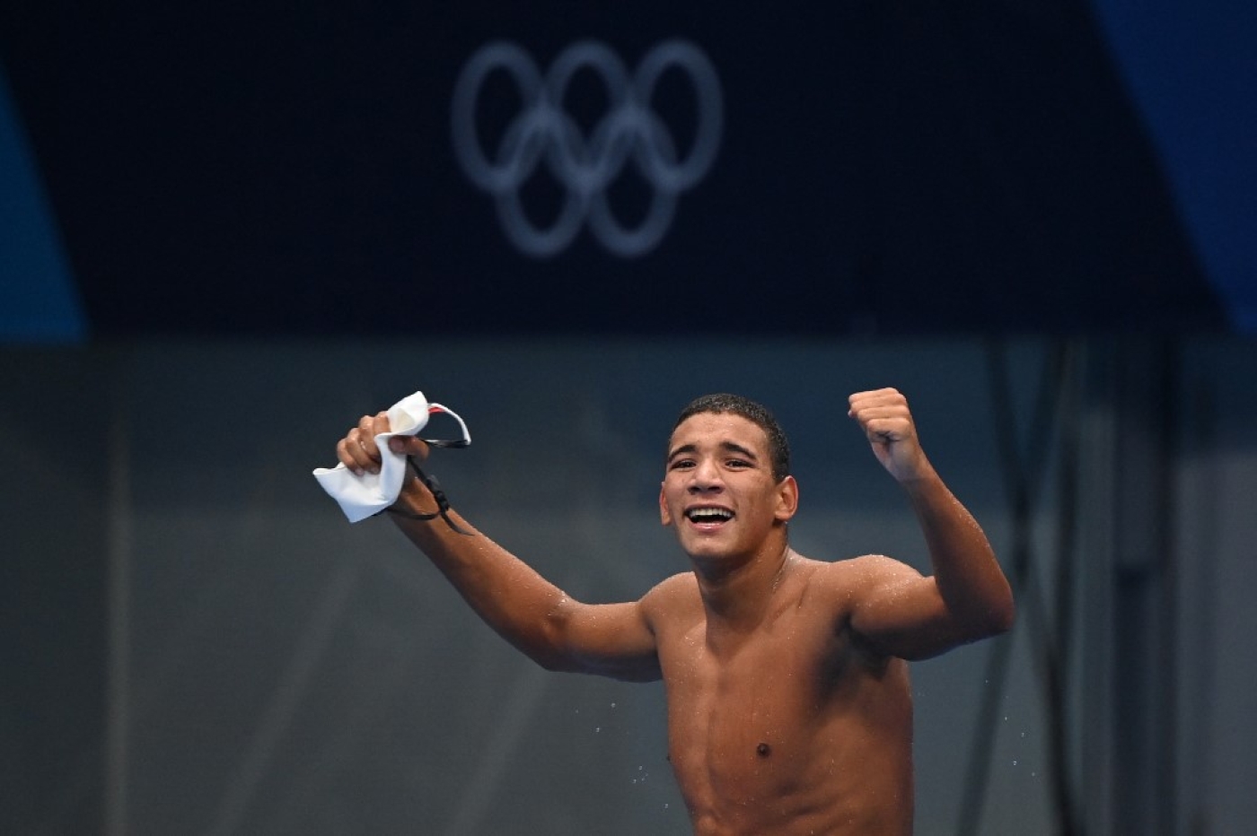 Ahmed Ayoub Hafnaoui a rejoint dimanche dans l’histoire de la Tunisie son illustre compatriote Oussama Mellouli en remportant le 400 m nage libre aux Jeux olympiques de Tokyo (AFP/Attila Kisbenedek)