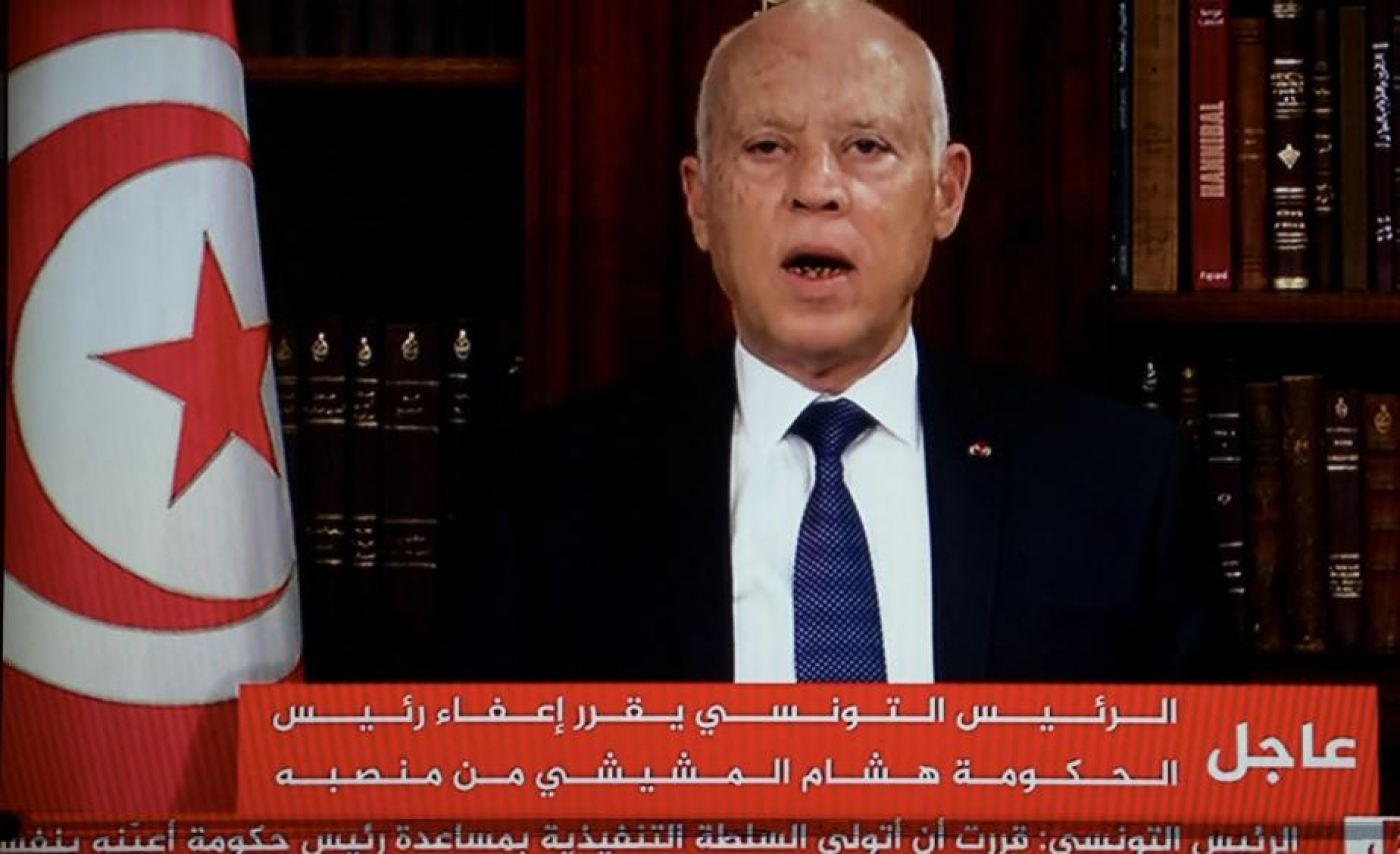 À la télévision, le président tunisien Kais Saied annonce la dissolution du Parlement et du gouvernement du Premier ministre Hichem Mechichi, le 25 juillet 2021, après une journée de manifestations dans de nombreuses villes du pays (AFP/Fethi Belaid)
