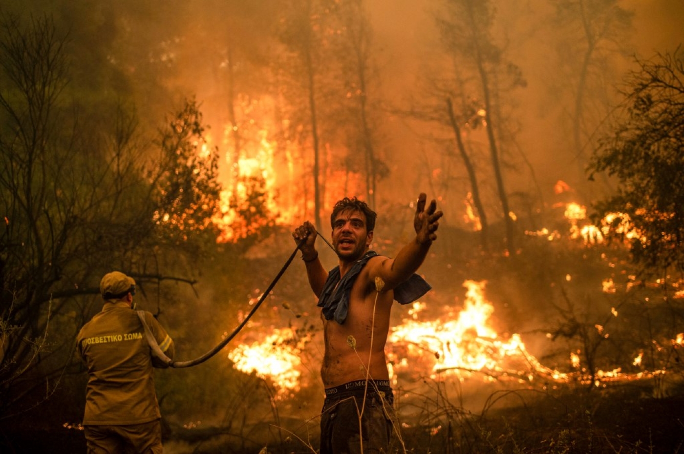 Tentative d’extinction de feux de forêt sur l’île d’Eubée, la deuxième plus grande île de Grèce, le 8 août 2021 (AFP/Angelos Tzortzinis) 