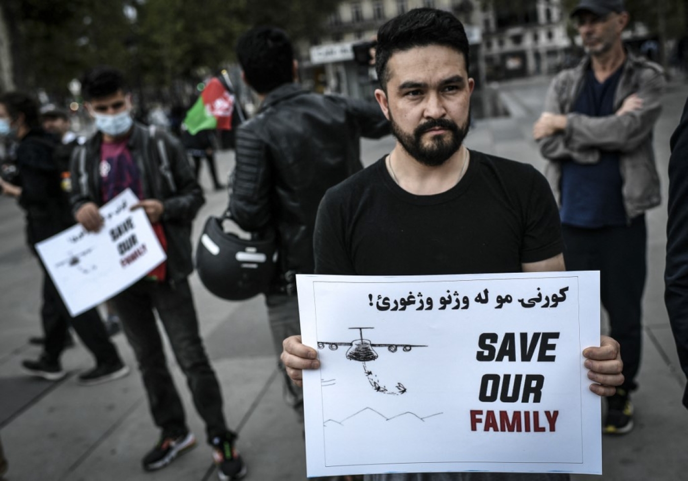 Un manifestant tient une pancarte sur laquelle est écrit : « Sauvez notre famille », lors d’un rassemblement de soutien à l’Afghanistan, à Paris le 22 août 2021. Le ministère de la Défense a annoncé avoir « mis en sécurité près de 3 000 personnes, dont 2 600 Afghans » (AFP/Stéphane de Sakutin)