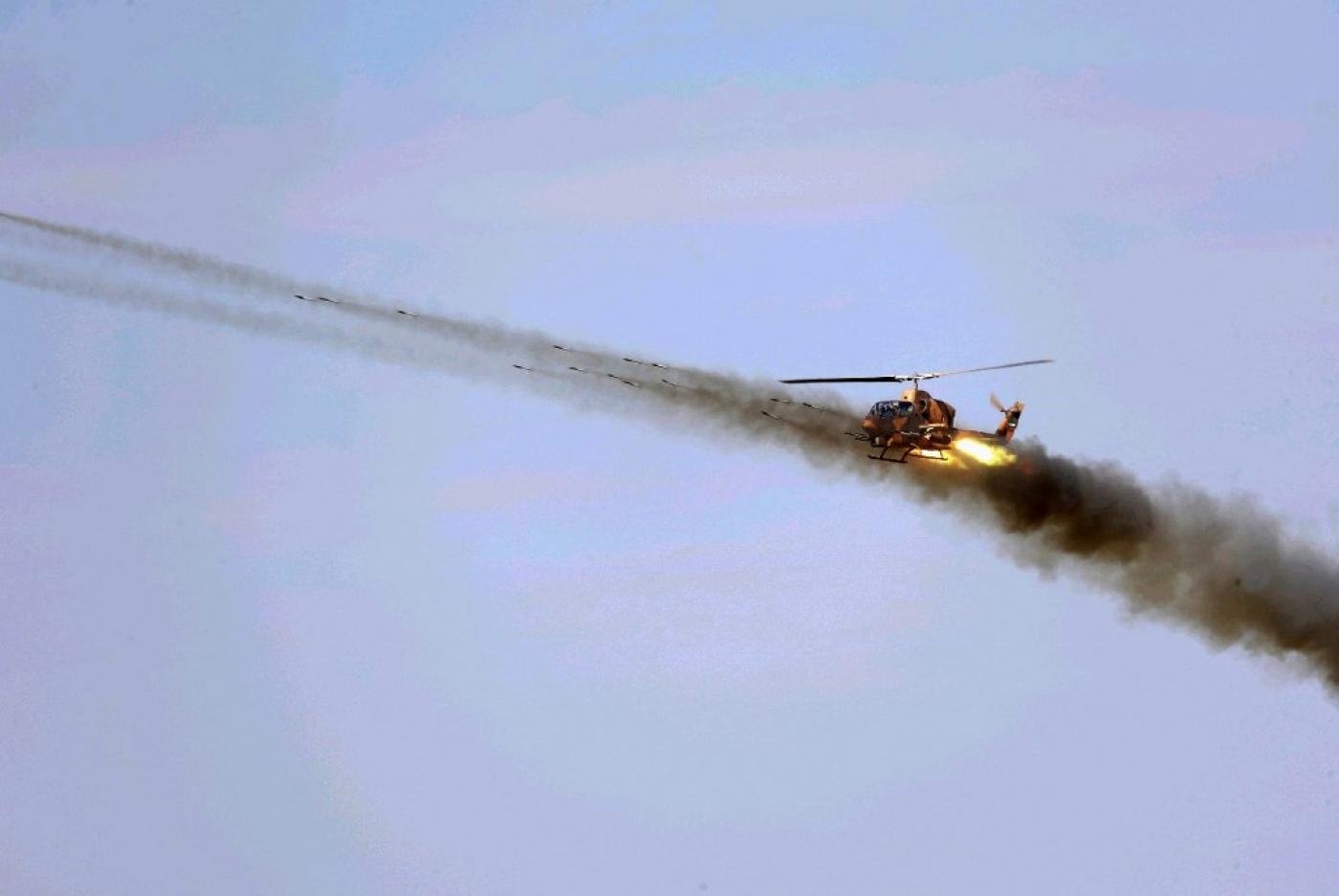 Un hélicoptère de l’armée iranienne lors d’un exercice militaire proche de la frontière irano-azérie, le 1er octobre 2021 (AFP)