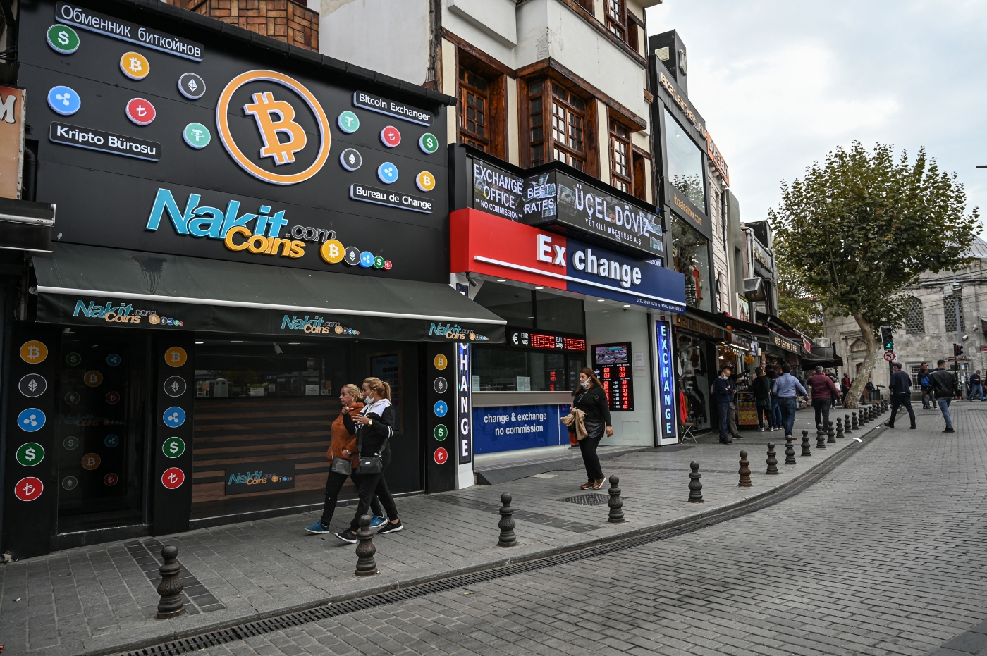 Un bureau de change spécialisé dans les cryptomonnaies près du Grand Bazar d’Istanbul, le 20 octobre 2021 (AFP)