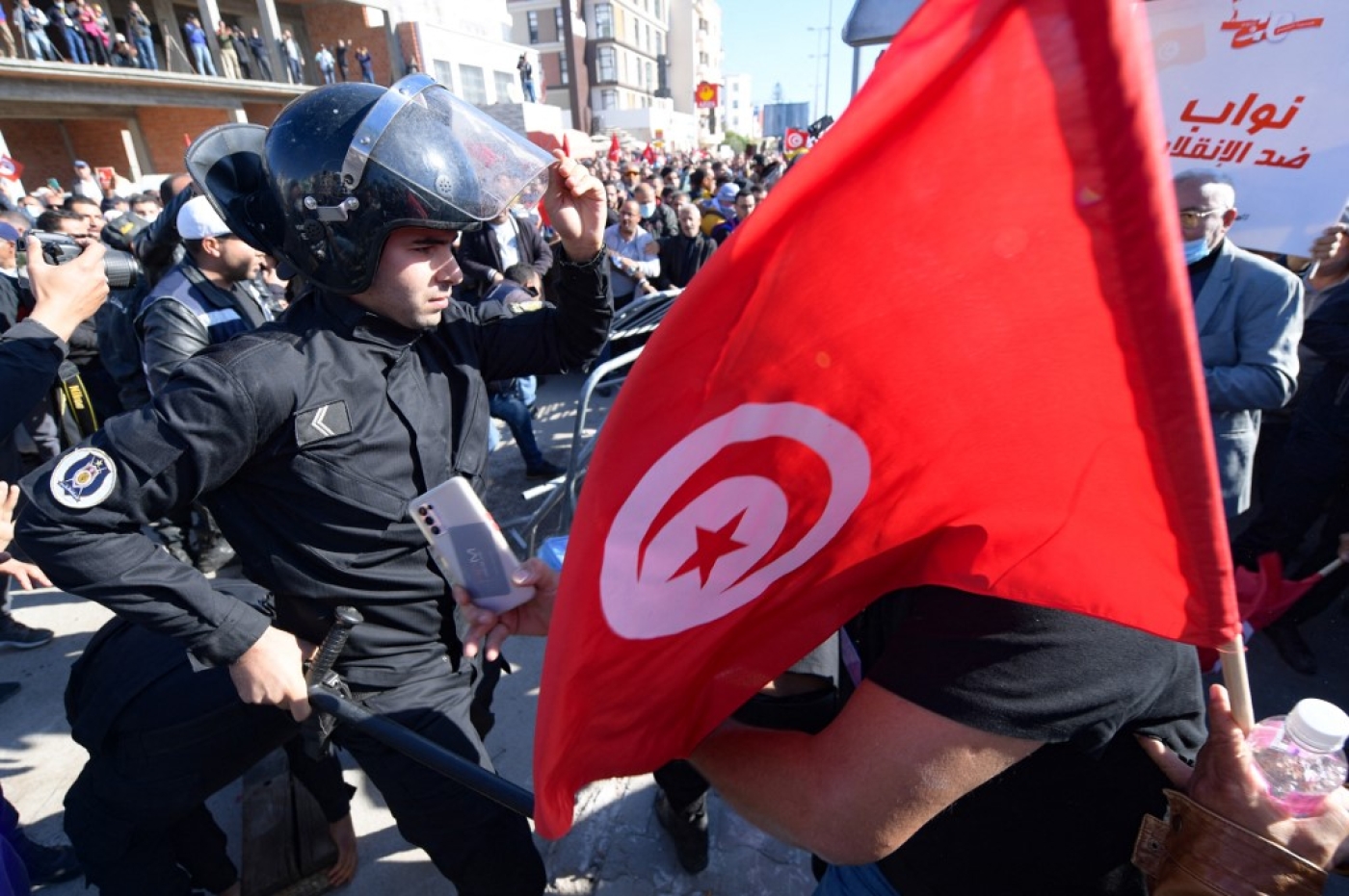 Des protestataires se retrouvent confrontés aux forces de l’ordre lors d’une manifestation contre Kais Saied à Tunis, le 14 novembre 2021 (AFP/Fethi Belaïd)