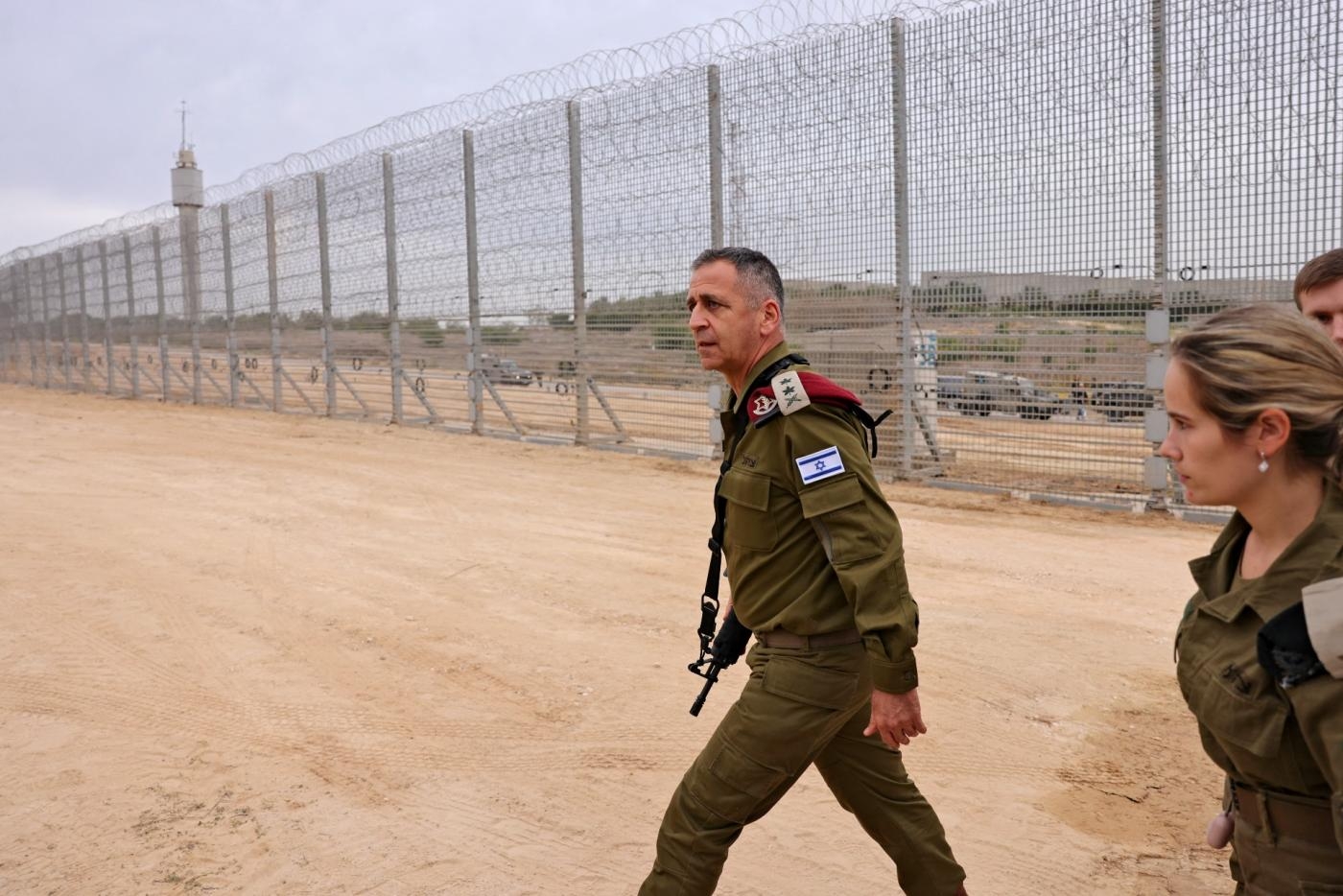 Gaza : ce que le mur de fer construit par Israël signifie pour les Palestiniens assiégé - Aviv Kochavi, chef d’état-major de l’armée israélienne, passe devant une clôture le long de la frontière avec la bande de Gaza le 7 décembre, à l’occasion d’un événement marquant la fin de la construction d’une barrière entourant totalement l’enclave palestinienne (AFP)