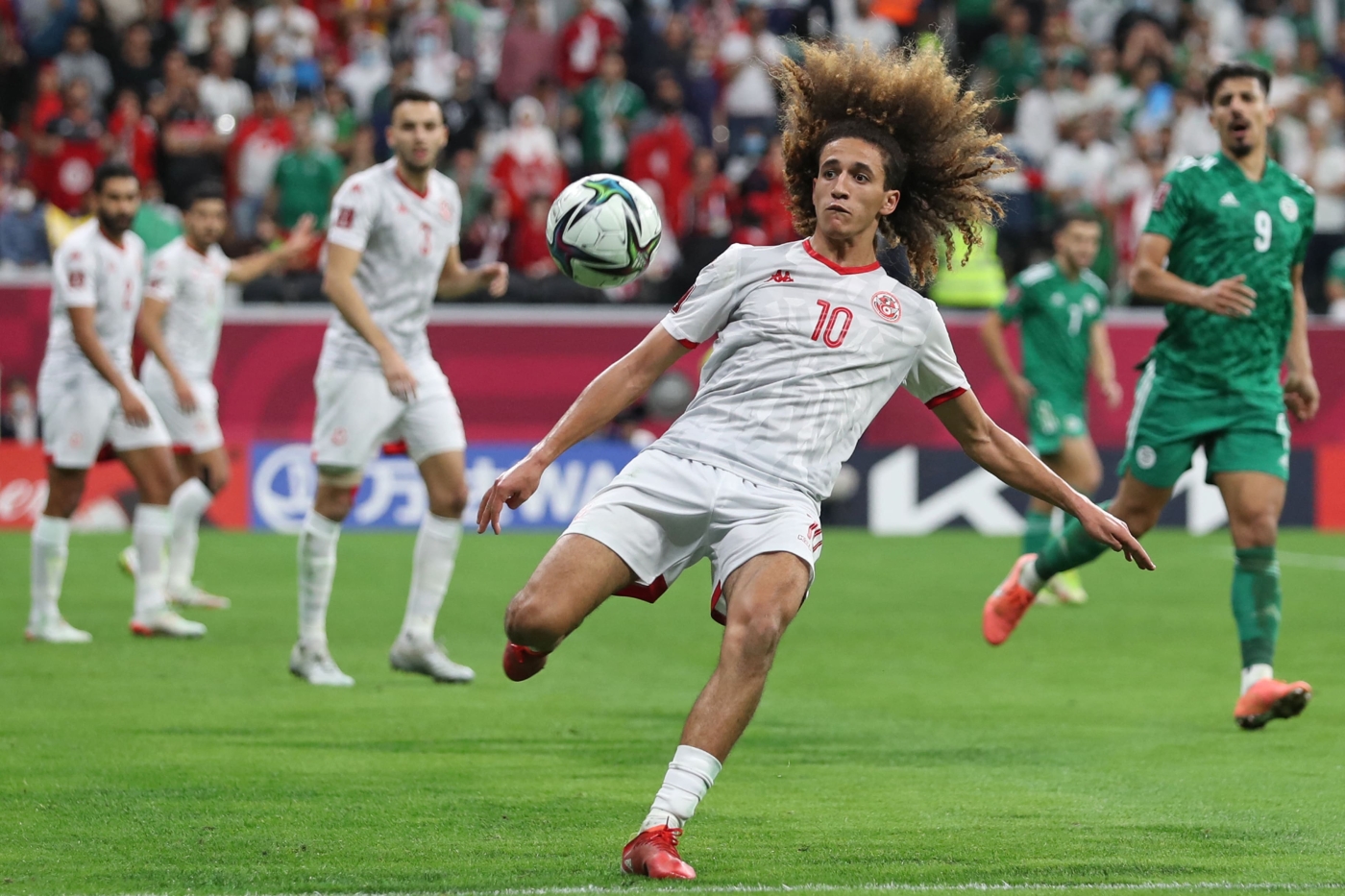 Le milieu de terrain tunisien Hannibal Mejbri lors de la finale de la Coupe arabe de la FIFA 2021 contre l’Algérie (AFP)