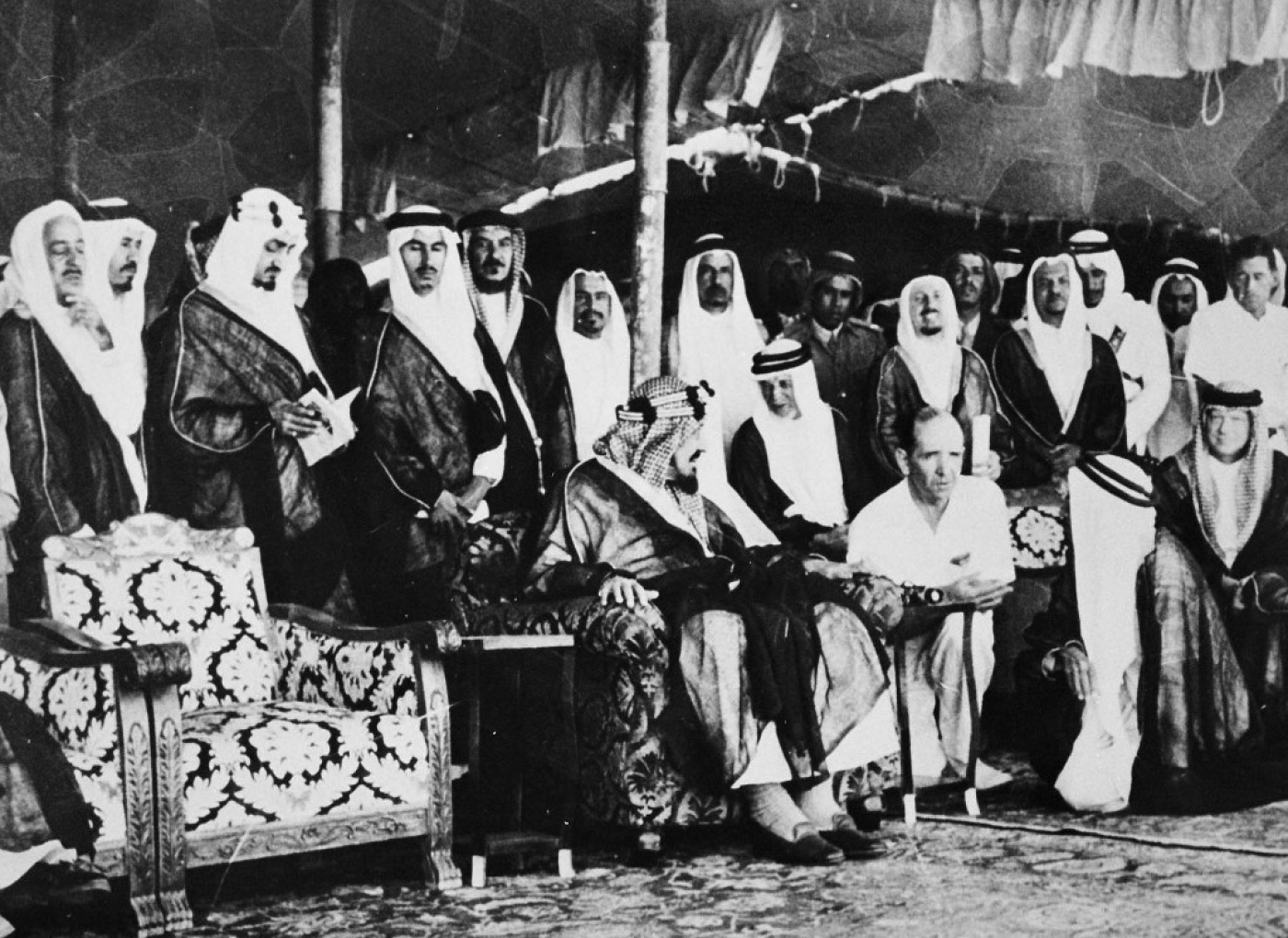 Le fondateur de l’Arabie saoudite, le roi Abdelaziz ben Abderrahmane al-Saoud, s’entretient avec le directeur général d’Aramco N. Devins, lors de la cérémonie d’ouverture de la liaison ferroviaire Riyad-Dammam en octobre 1951 (AFP)