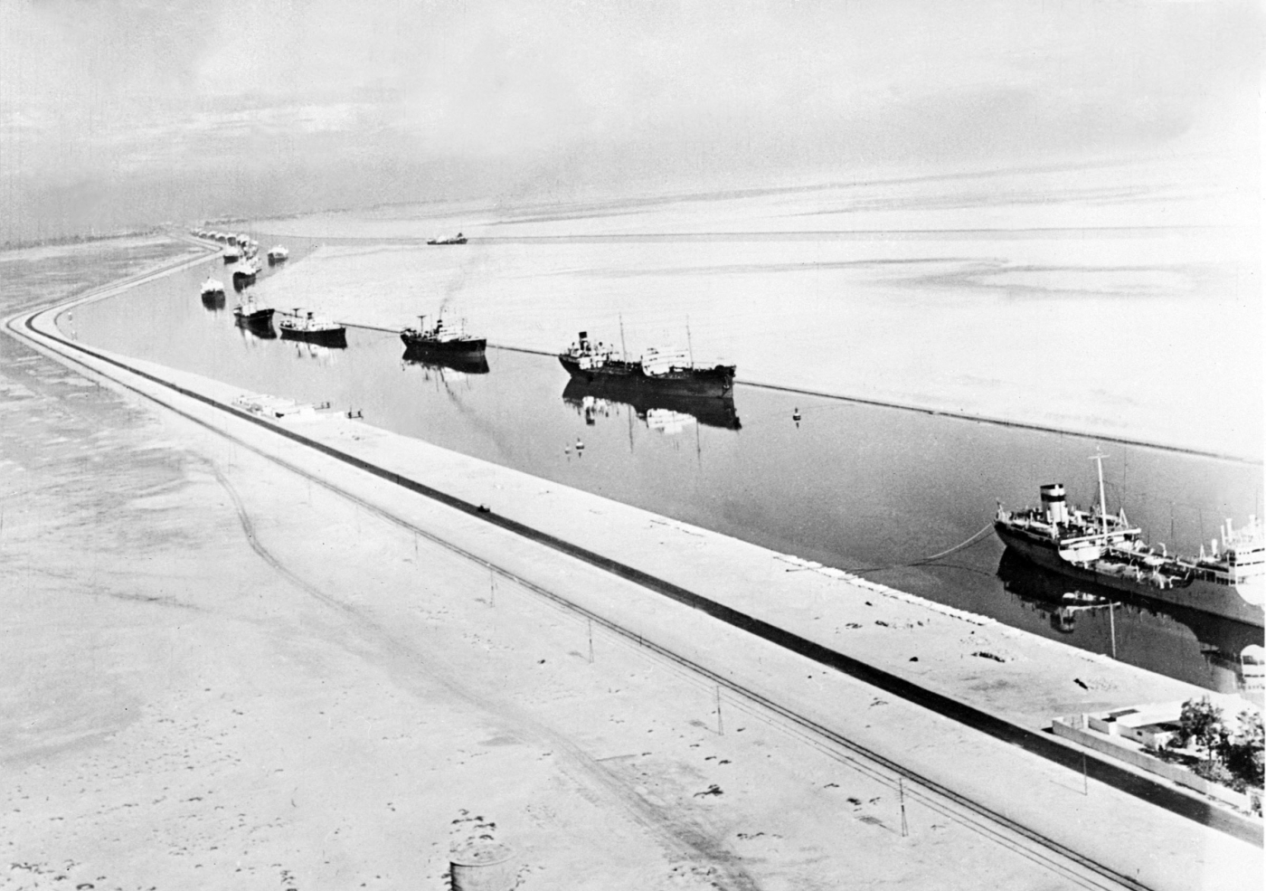 Photo non datée de cargos traversant le canal de Suez (AFP)