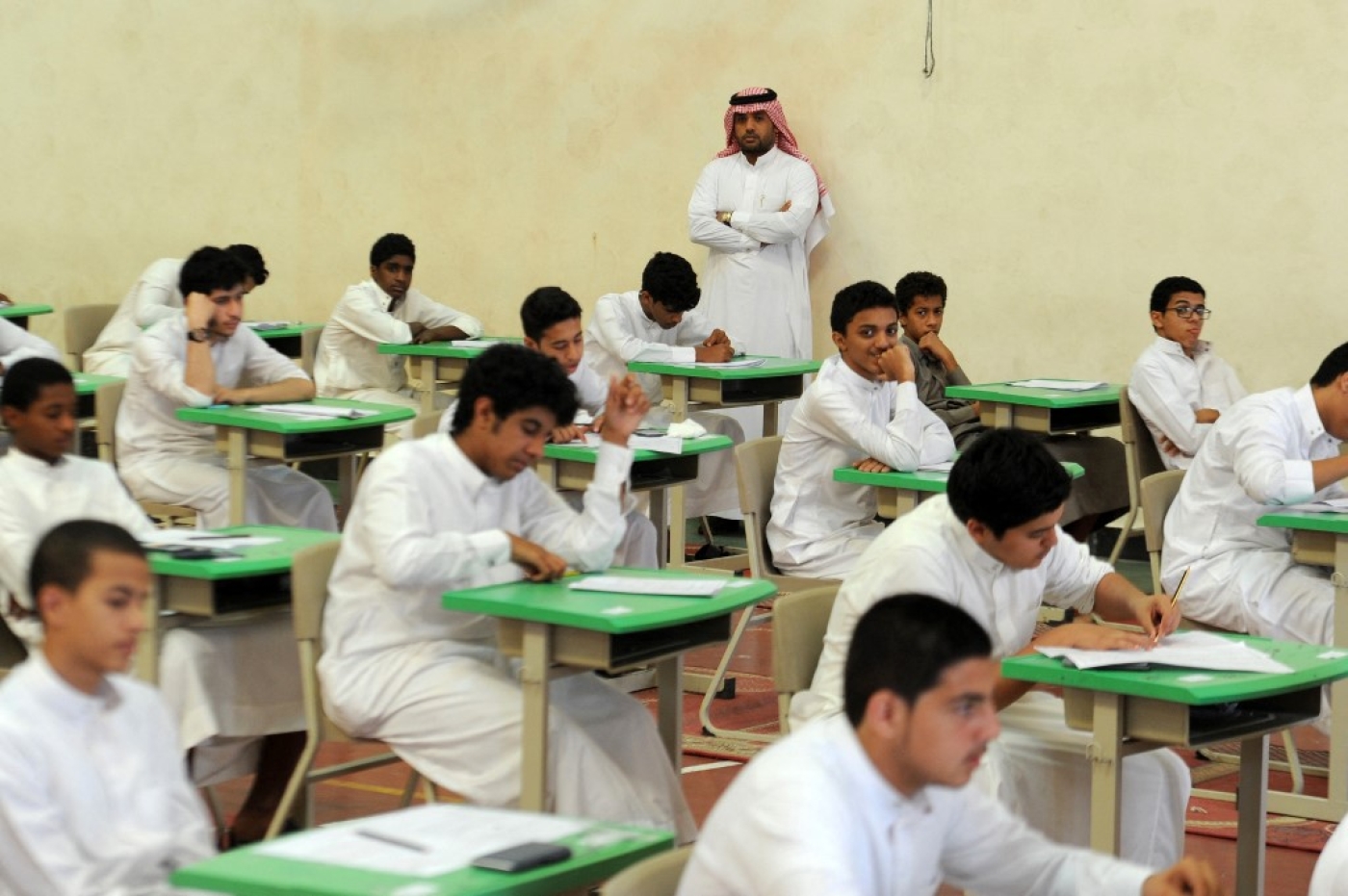 Des étudiants saoudiens dans la ville portuaire de Djeddah, sur la mer Rouge (AFP/Amer Salem)