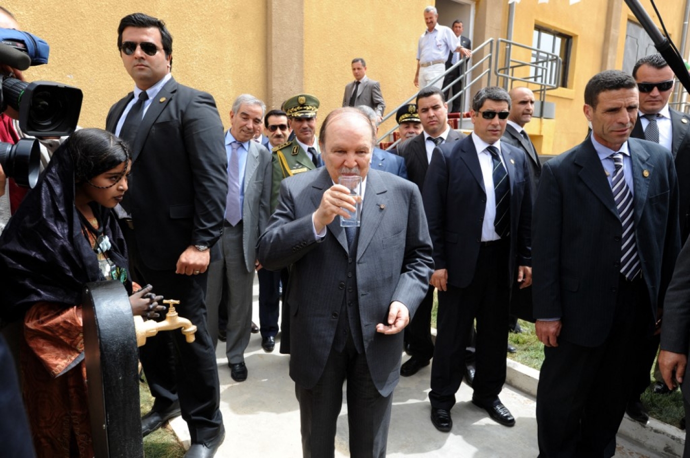 Abdelaziz Bouteflika, alors président de la République, boit de l’eau d’une fontaine à Tamanrasset, le 5 avril 2011, lors de l’inauguration d’un méga-projet d’approvisionnement en eau potable par pipeline d’In Salah à Tamanrasset (AFP/Farouk Batiche)